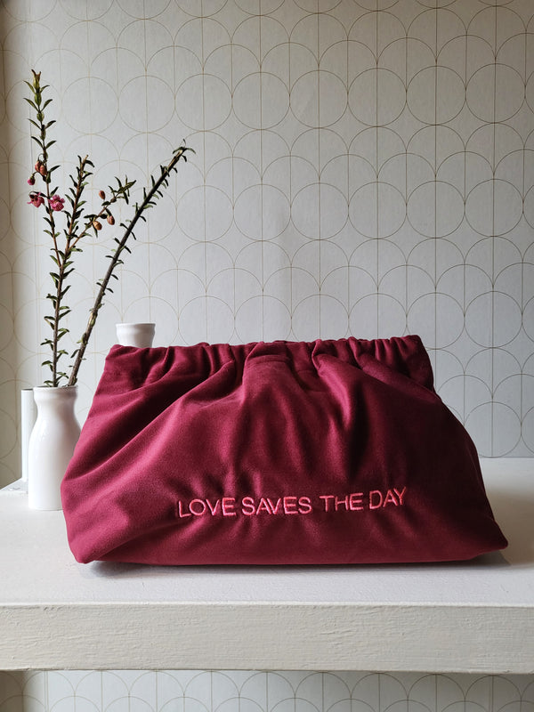 Clutch in velluto | LOVE SAVES THE DAY